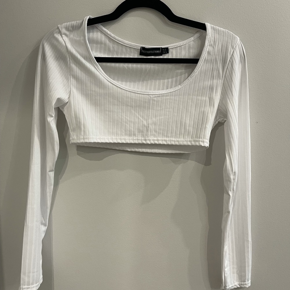 Pretty Little Thing - White rib long sleeve crop top